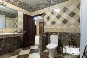 Дом 270м&sup2;, 2-этажный, участок 4 сот.  